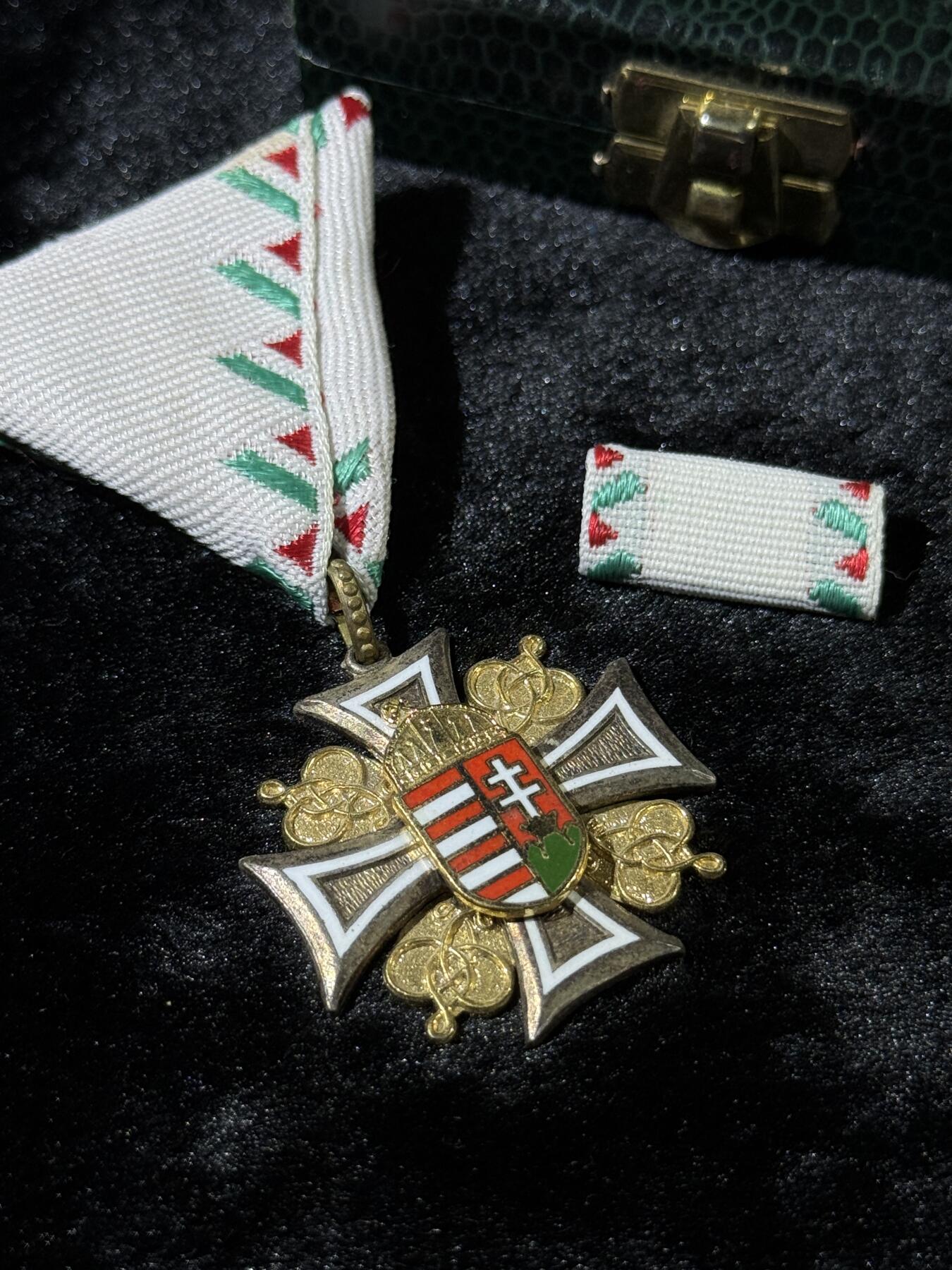 戎马世界章牌大赏第110期 匈牙利二级军官功勋服役奖章