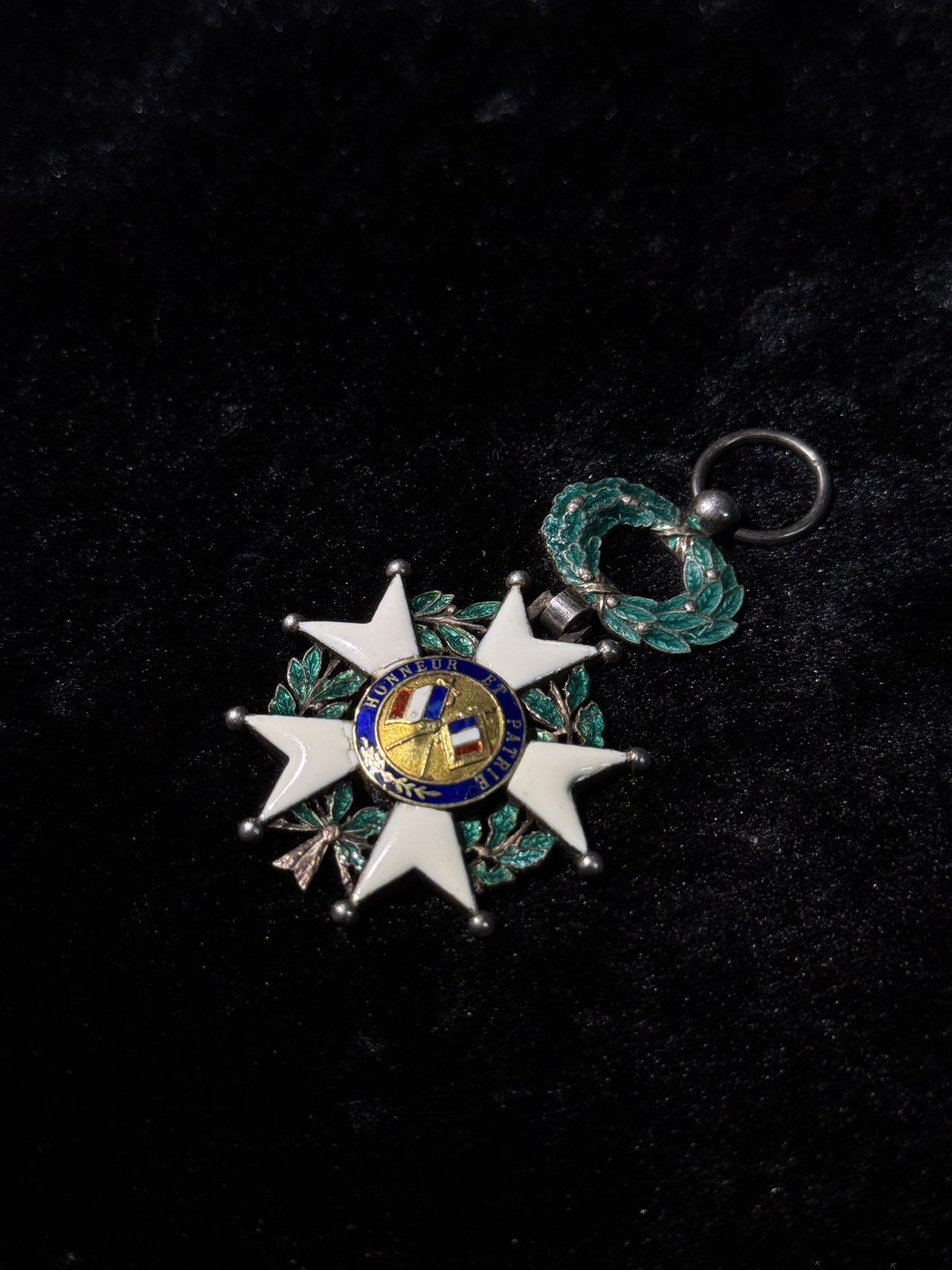 戎马世界章牌大赏第110期 法国荣誉军团勋章，银制，章芯金制，珐琅有破损与修补，重20g左右哦