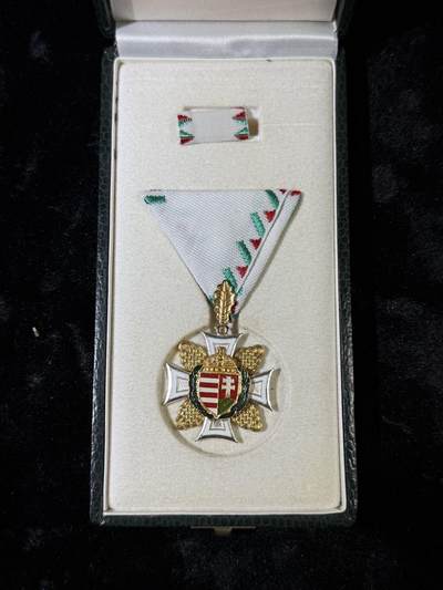 戎马世界章牌大赏第110期 - 匈牙利一级军官服役奖章