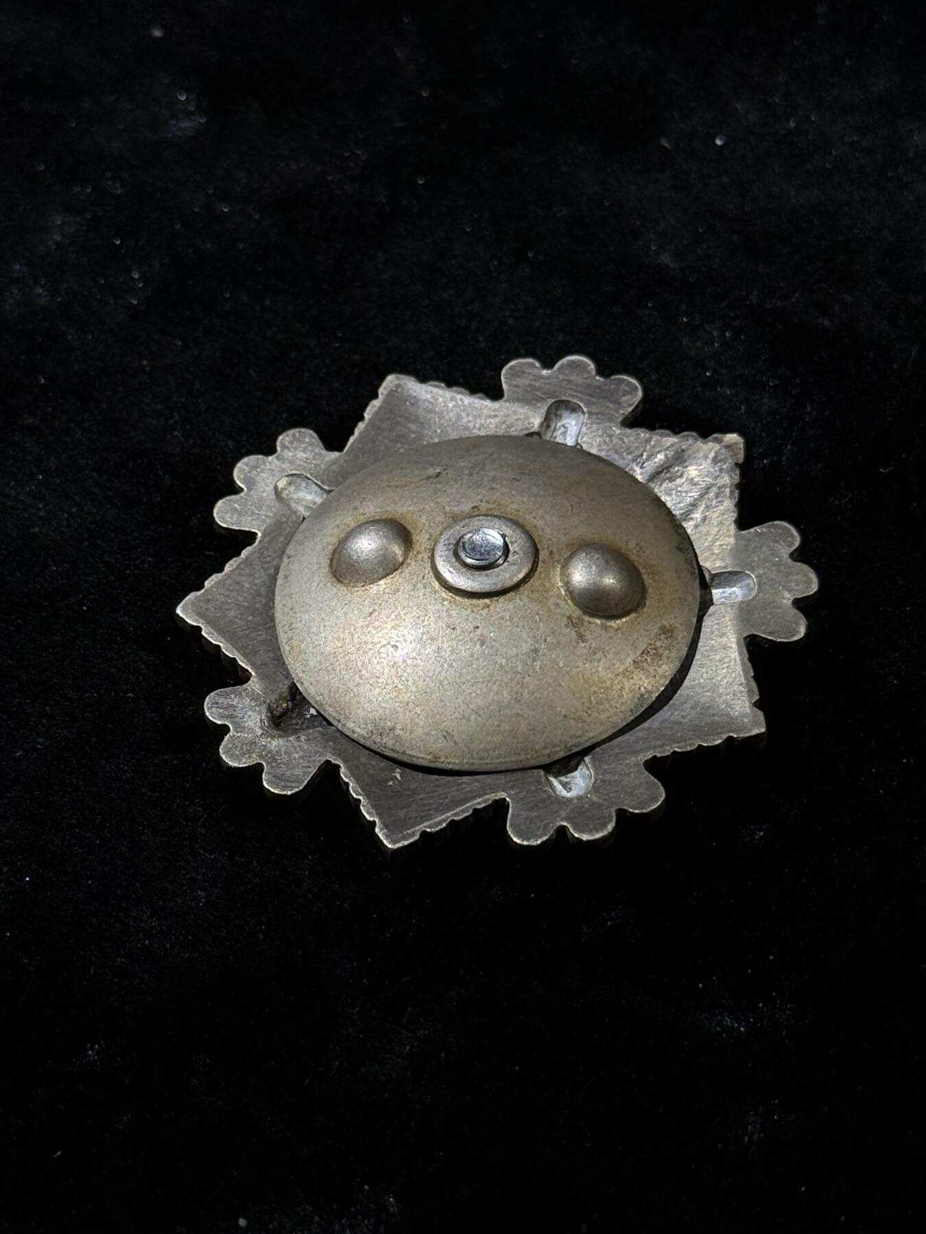 戎马世界章牌大赏第110期 朝鲜三级国旗勋章，竖针改转轮