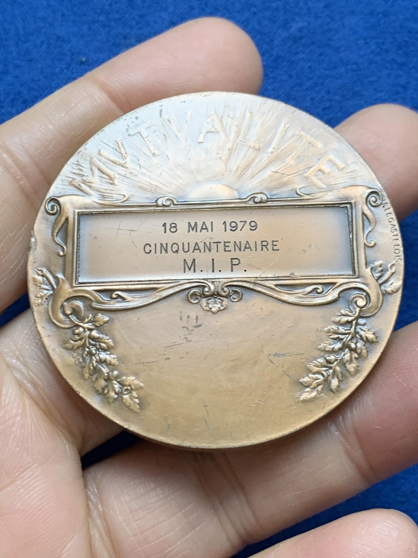 《竞宝斋》第461场 周日，周一，2场连拍 （全场包邮）欢迎送拍 法国互助保险机构五十周年纪念铜章，三位古典女性形象，整体构图体现