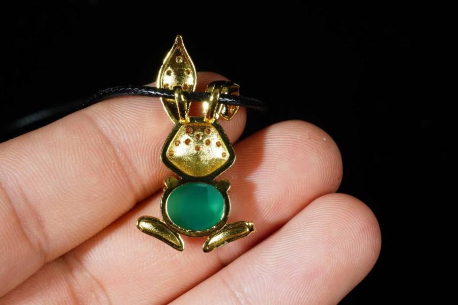 上海都达杂项专场八（全场包邮）   天然镀金小兔子嵌绿玛瑙蛋面挂件 附鉴定证书87-360