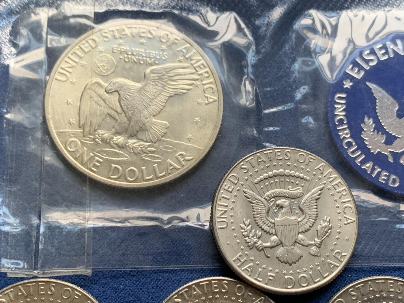 《竞宝斋》第461场 周日，周一，2场连拍 （全场包邮）欢迎送拍 美国1966-1969年肯尼迪半美元银币 总重约57.5克 + 美国1971年艾森豪威尔1美元大银币 原封未拆