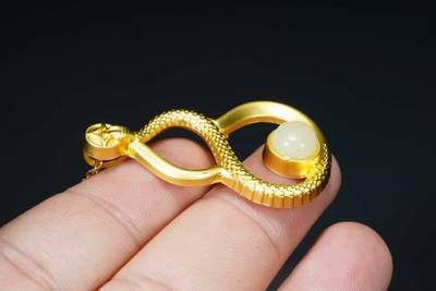 上海都达杂项专场八（全场包邮）   天然镀金蛇形葫芦嵌和田玉蛋面挂件 附鉴定证书87-341