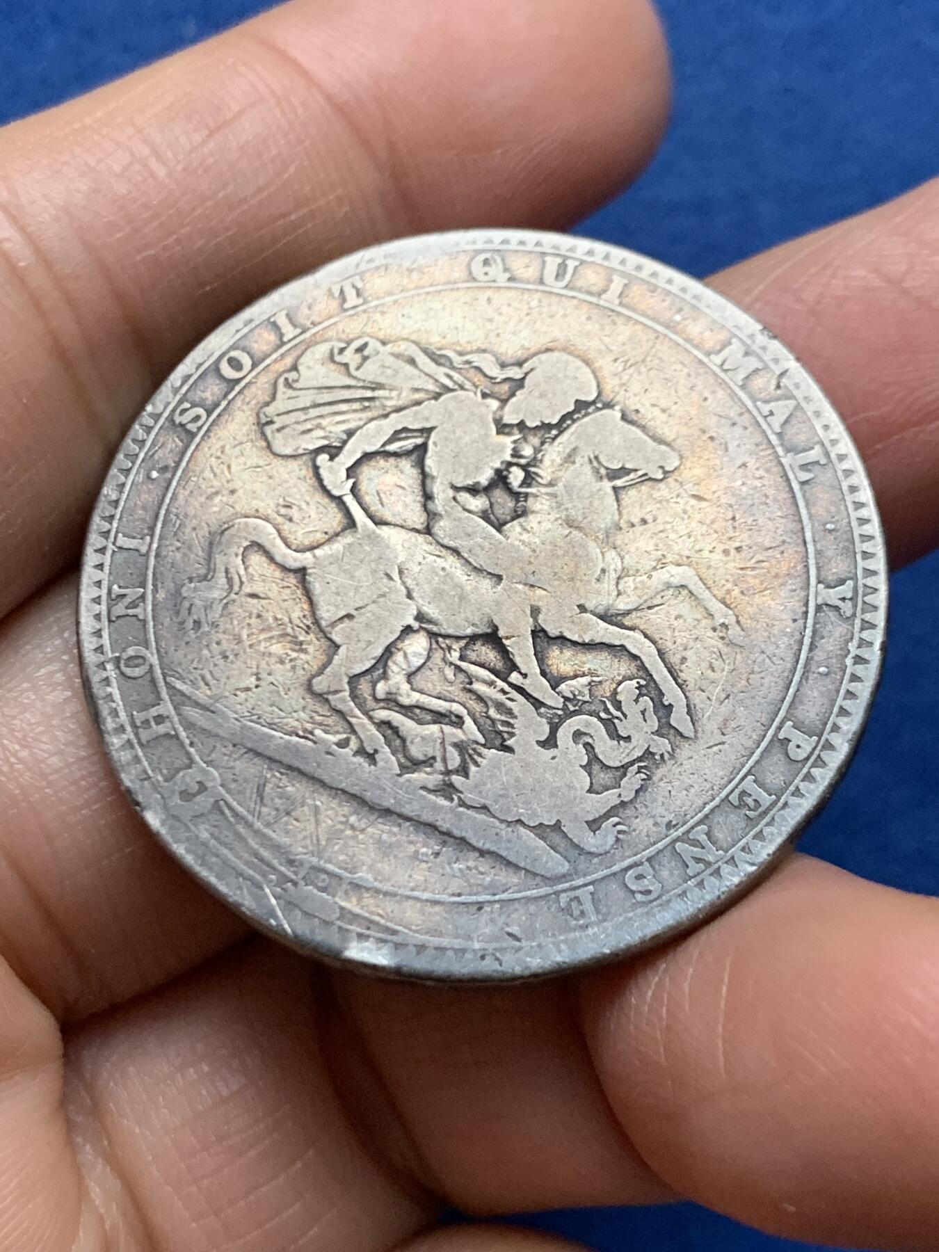 《竞宝斋》第461场 周日，周一，2场连拍 （全场包邮）欢迎送拍 英国1819年乔治三世马剑屠龙克朗大银币，自然流通，细节温润。27.25克