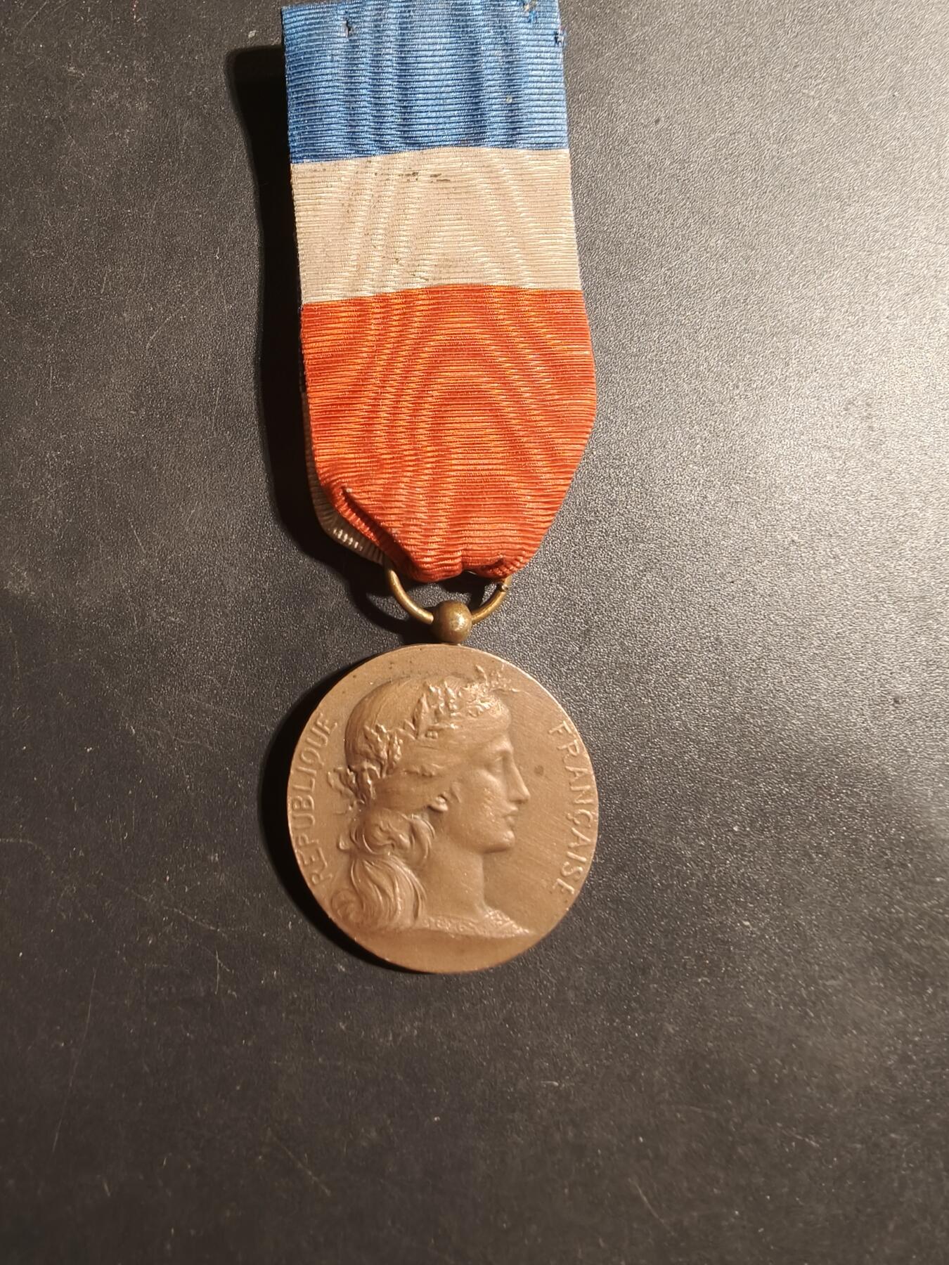 老王徽章第179期 法国铜级战争部劳工奖章    1948年实发