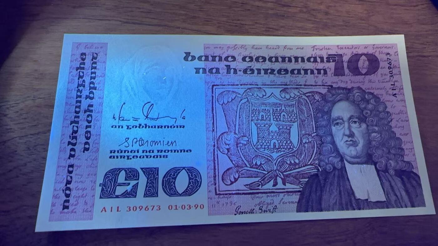 徐霞客拍卖首拍 爱尔兰 P-72c 1990年10镑 AIL309673	unc- 有黄		发行于20世纪90年代初期，是当时流通的法定货币。它融合了本土语言与历史人物肖像的设计，以17世纪学者为票面主体，兼具文化纪念与货币流通功能，见证了本土货币体系的延续与发展，是研究该地区金融文化与历史传承的实物佐证。其收藏价值源于存世量稀少