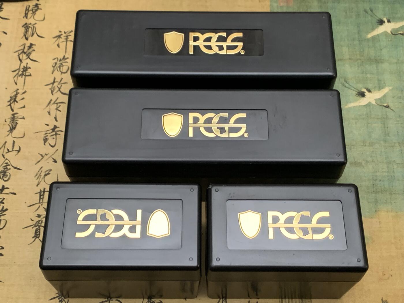 《竞宝斋》第461场 周日，周一，2场连拍 （全场包邮）欢迎送拍 四个一组 PCGS评级币正版黑色收纳盒 大号（每个可装20枚PCGS评级币）2个+ 小号（每个可装10枚PCGS评级币）2个