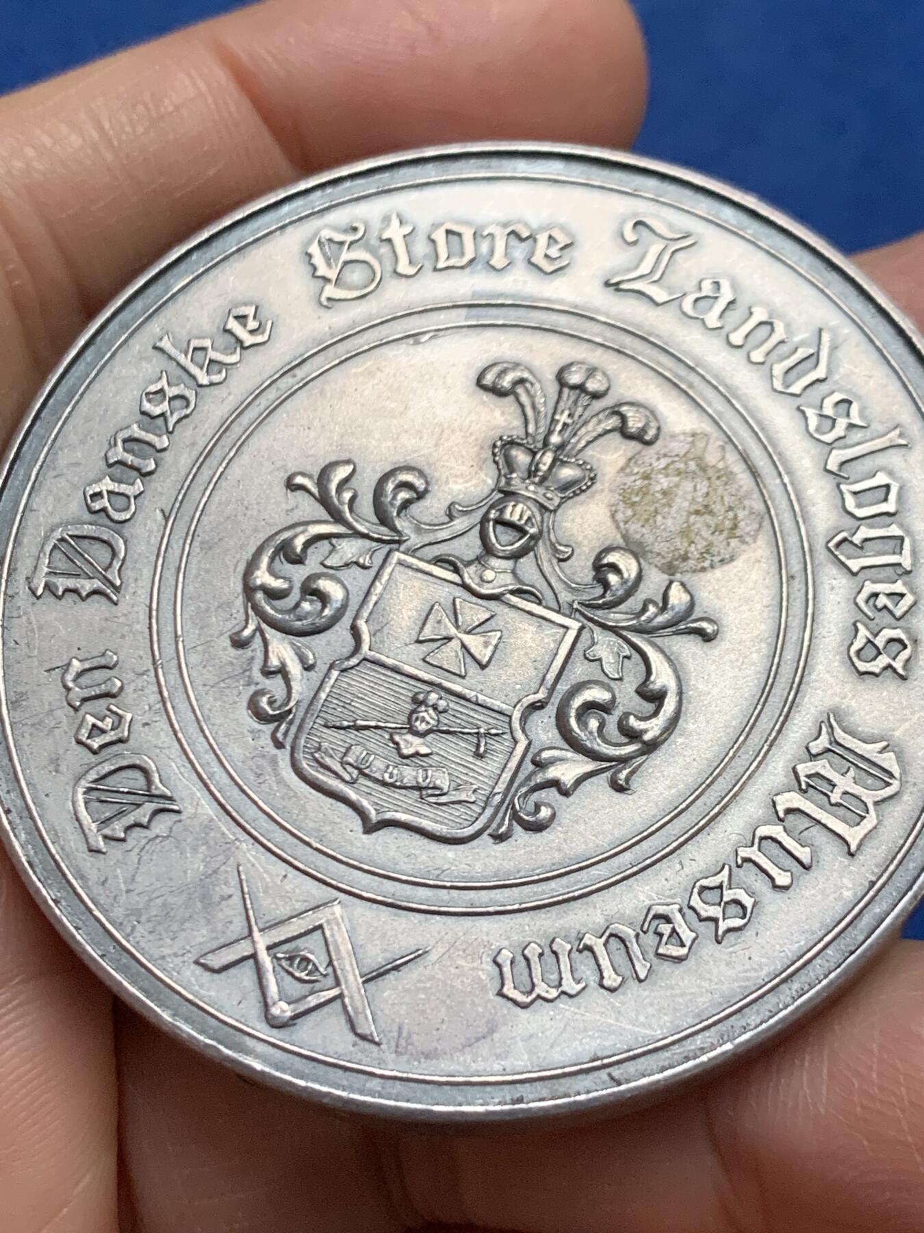 《竞宝斋》第461场 周日，周一，2场连拍 （全场包邮）欢迎送拍 丹麦共济会大银章 9号 限量发行 87.7克 53.7mm