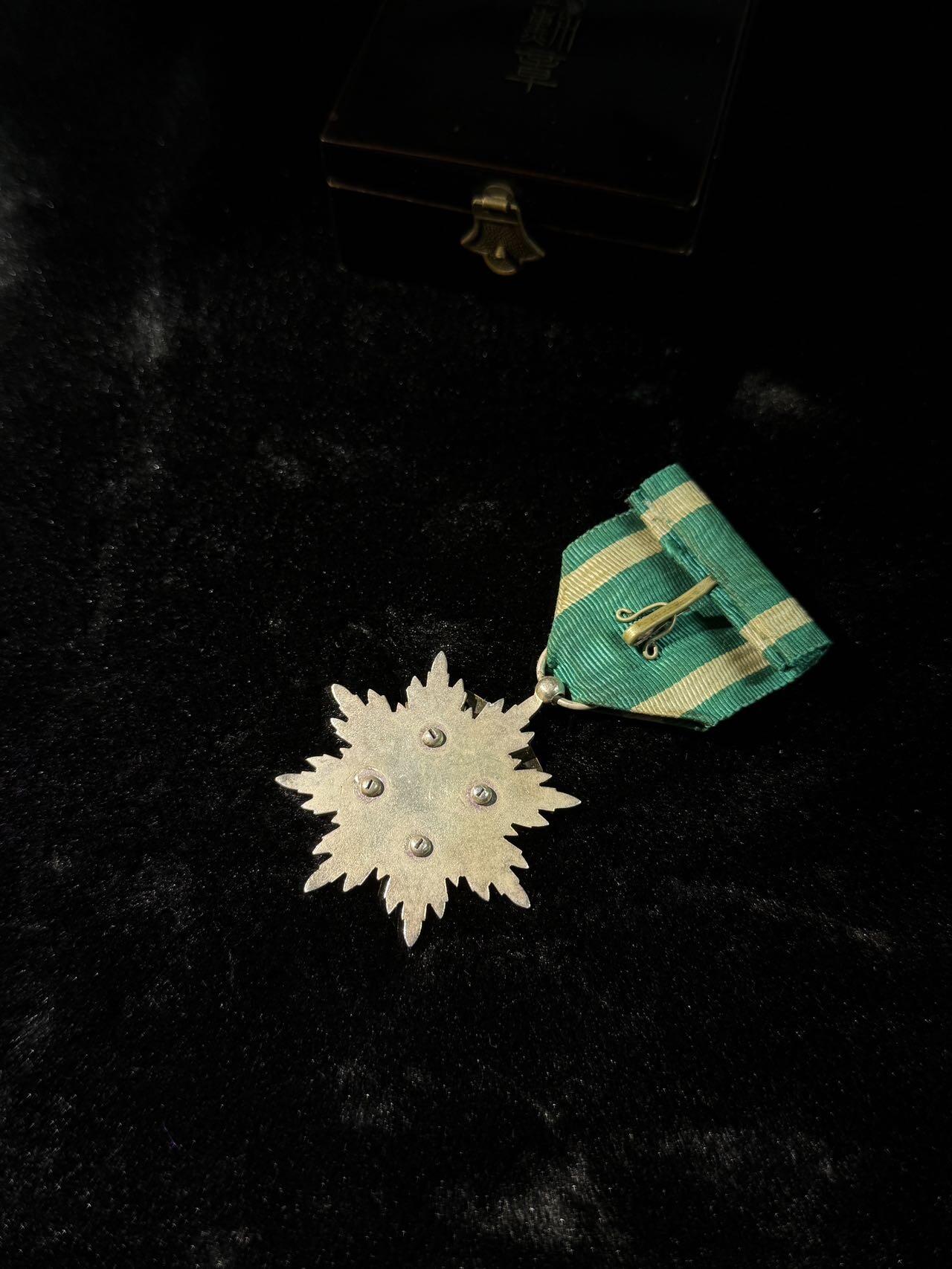 戎马世界章牌大赏第110期 功五级金鸱章，带盒，盒子连接处有损