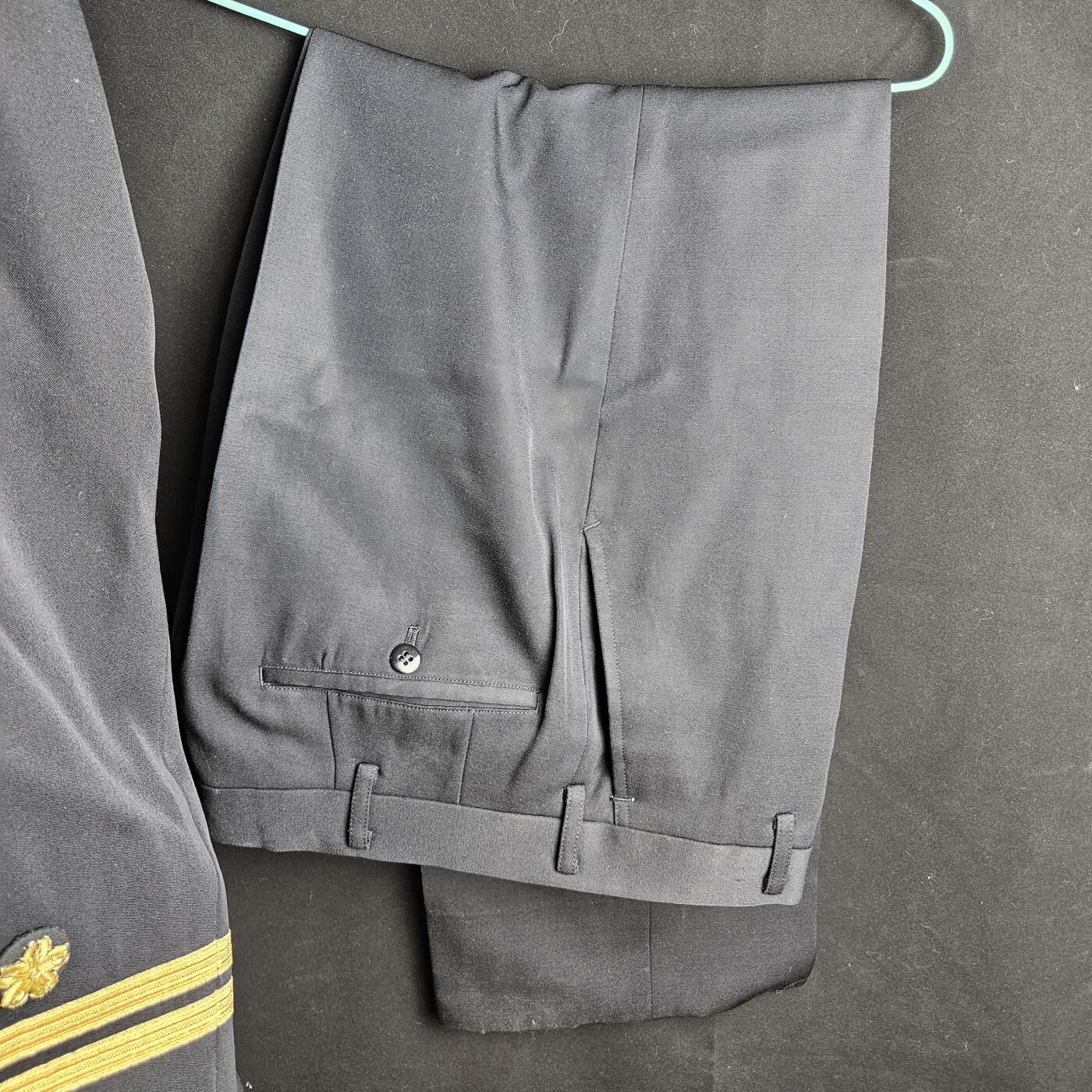 0元起拍勋章 第329期 咸鱼国勋章拍卖专场 1月28日（周三）下午6：00开始 海自一等海尉常服一套 胸围98 肩宽43 衣长71 袖长56 腰围40 裤长95