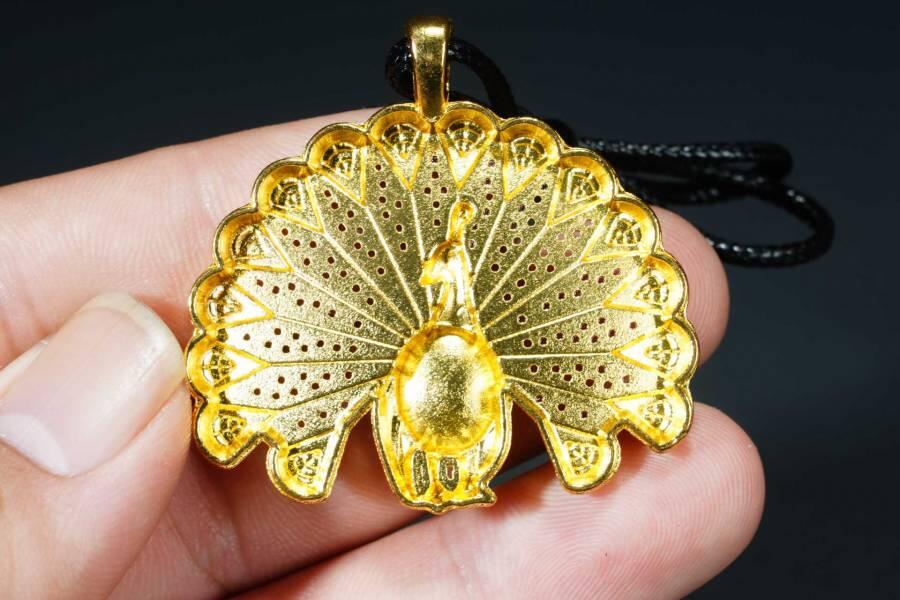 上海都达杂项专场八（全场包邮）   天然镀金孔雀开屏嵌红玛瑙蛋面挂件 附鉴定证书87-356