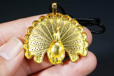 上海都达杂项专场八（全场包邮）   天然镀金孔雀开屏嵌红玛瑙蛋面挂件 附鉴定证书87-356