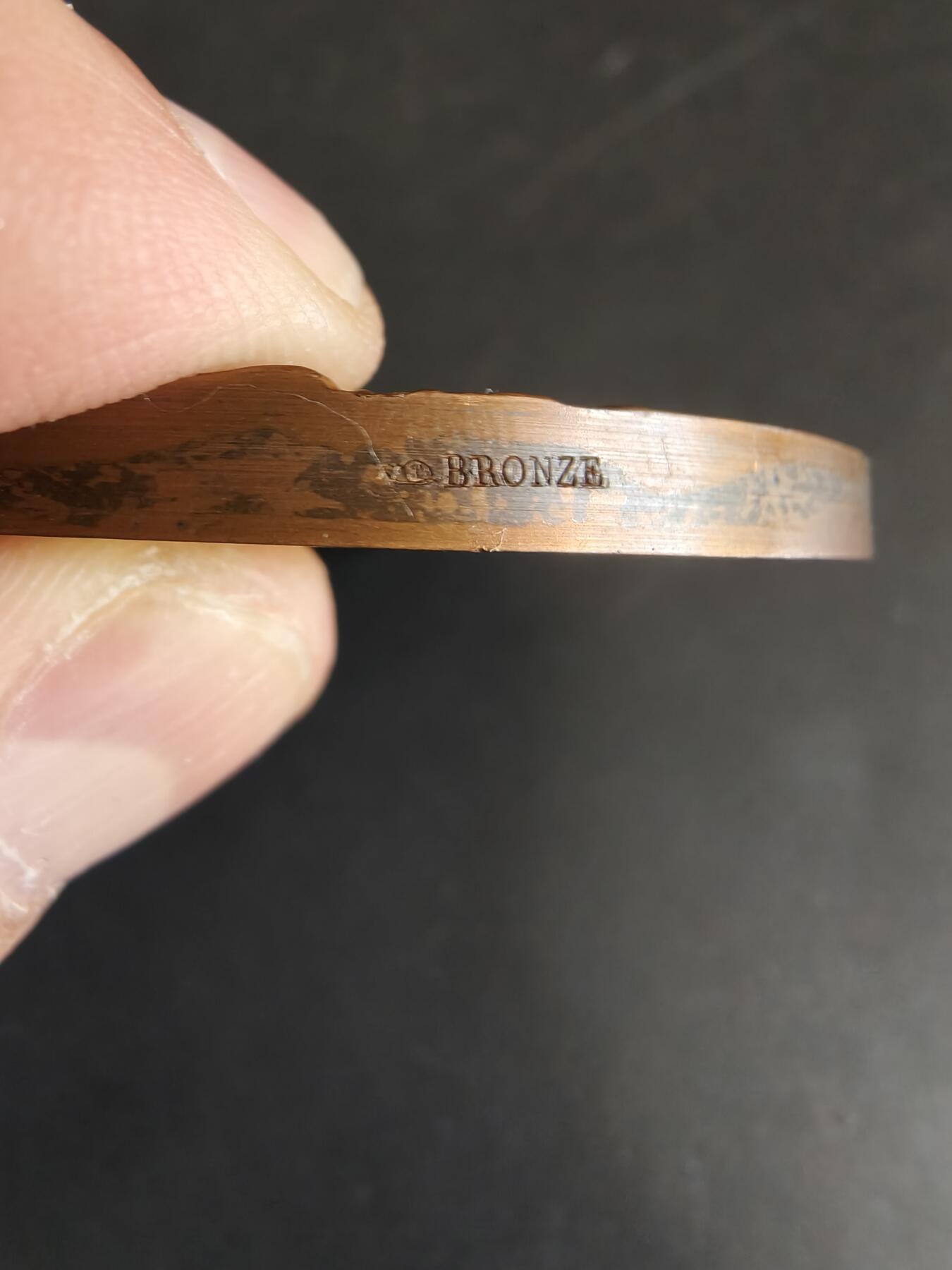 老王徽章第179期 法国维希市庆祝法国射击运动联合会成立50周年大铜章    直径68mm     重量156.5g