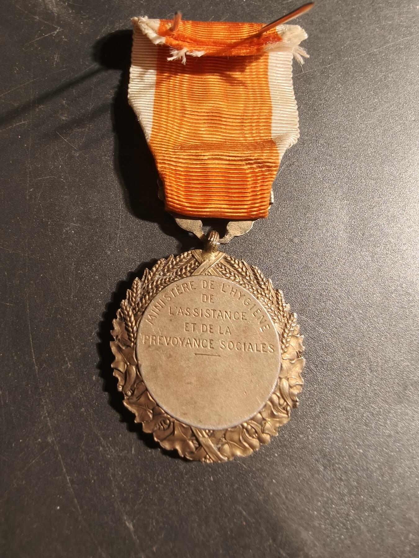 老王徽章第179期 法国金级卫生、援助和社会保障部奖章    950银镀金    25.9g