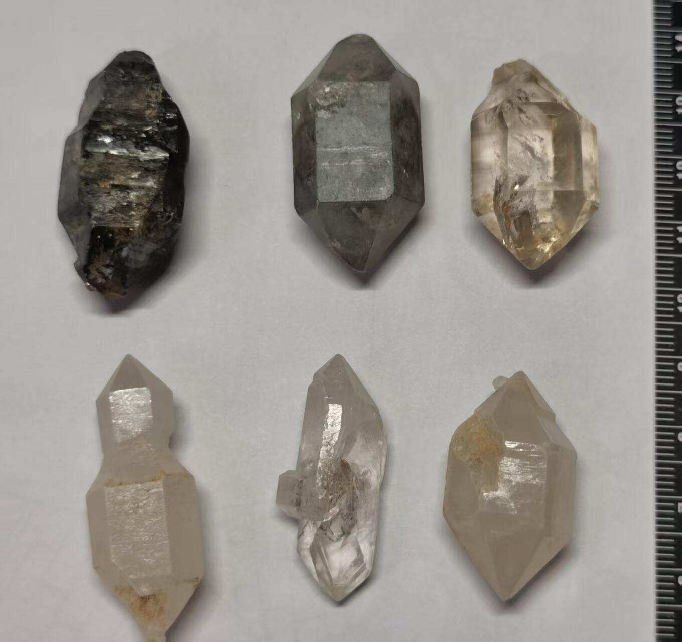 七河·世界币章矿标杂件每周小拍（总第35期）（本场周二结标） 藏家出品 X720（8） 比较大个头的云贵闪灵水晶原石一组 9 件 本件拍品由合作藏家邮寄