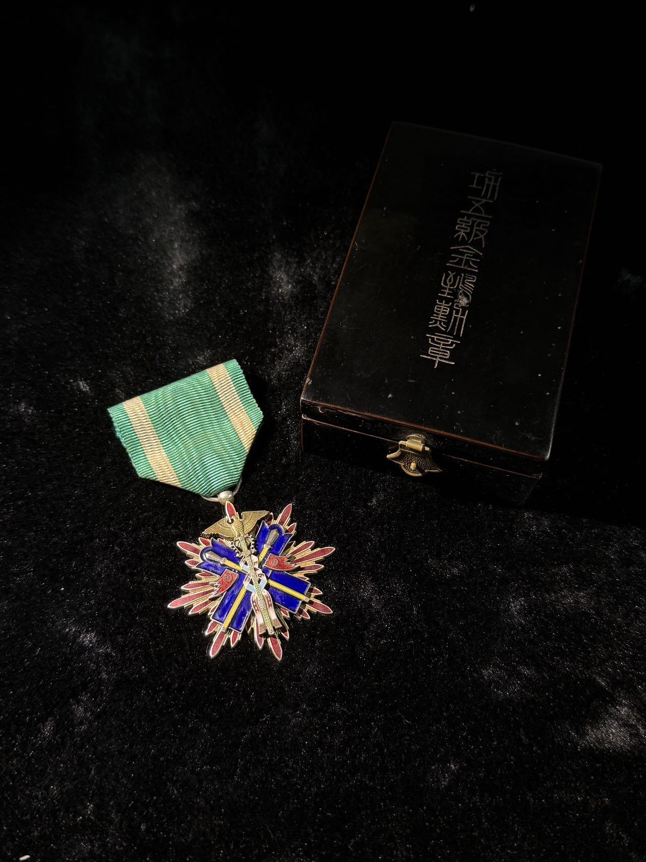 戎马世界章牌大赏第110期 功五级金鸱章，带盒，盒子连接处有损