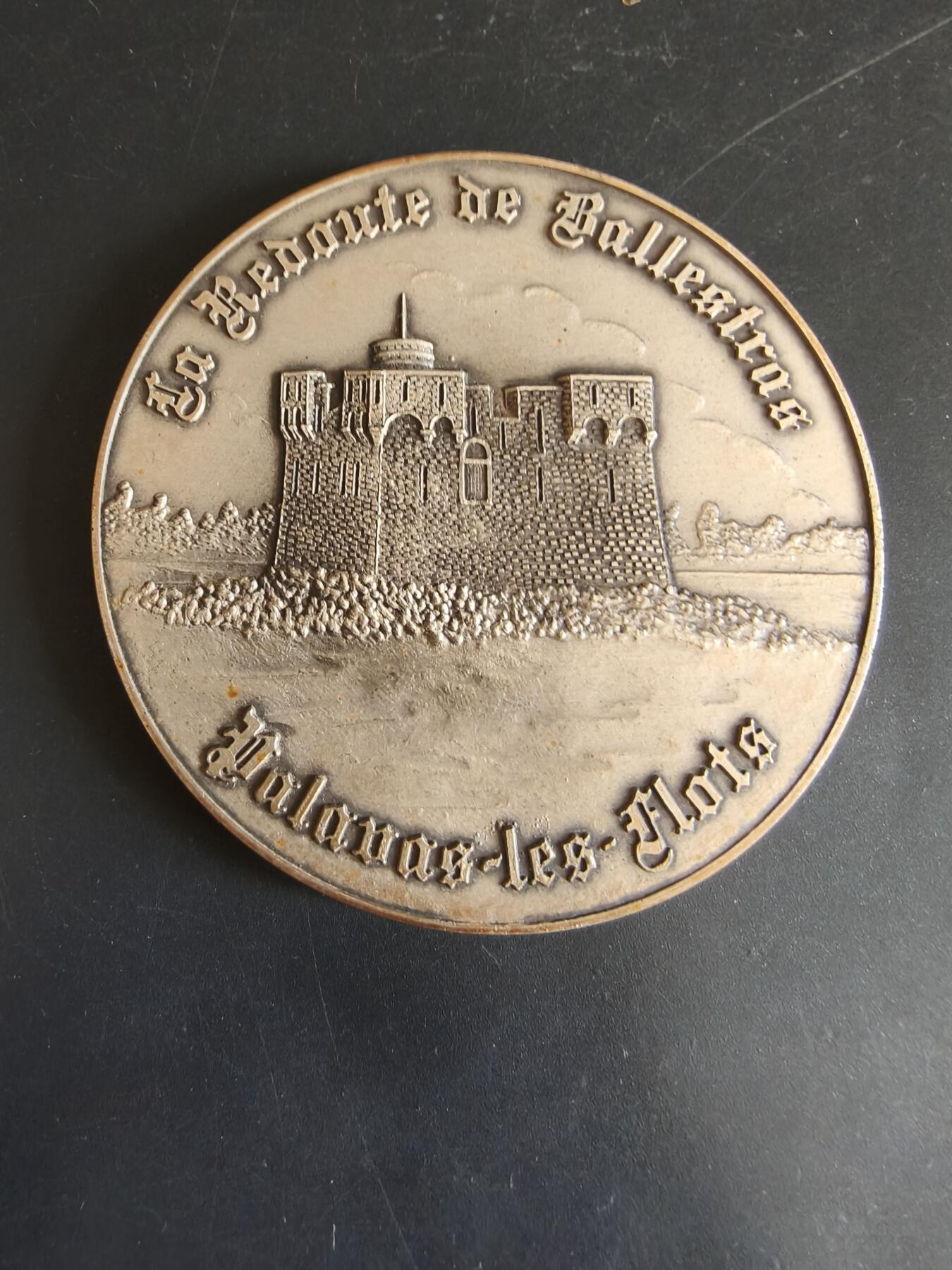 老王徽章第179期 法国帕拉瓦莱弗洛茨的巴列斯特拉斯堡纪念章    这座堡垒最初建于 18 世纪末，目的是保护当地的渔民免受海盗袭击。  直径78mm    重量165.5g