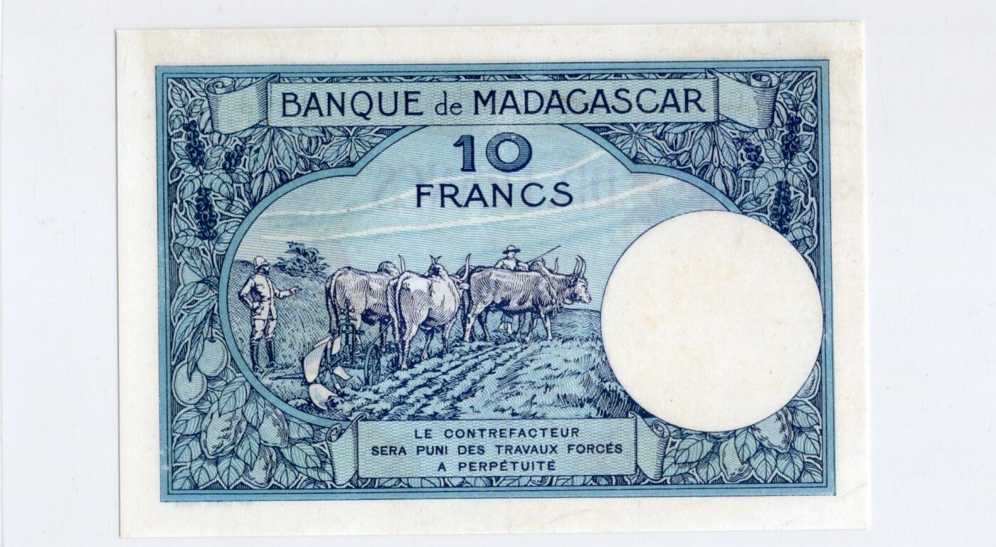 徐霞客拍卖首拍 马达加斯加	P-36 1937年10法郎	C.1261 0492	au		发行于殖民至独立过渡阶段，是当时流通的法定货币。它融合了殖民风格与本土文化的设计，以当地农耕形象为核心纹饰，兼具实用与文化象征意义，见证了货币体系从殖民管控向自主发行的演变，是研究该地区金融转型与社会风貌的实物佐证。其收藏价值源于存世量稀少，兼具历史研究价值与稀缺性