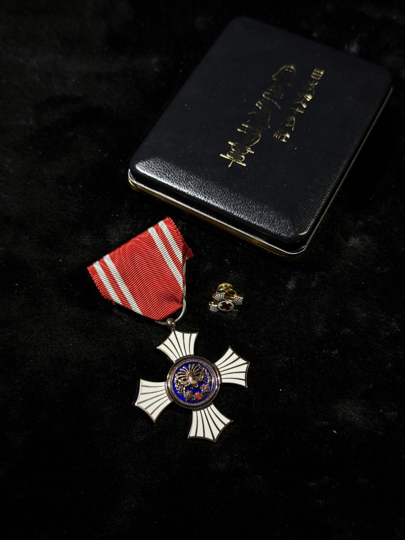 戎马世界章牌大赏第110期 日本赤十字社金色有功章，银制，带盒