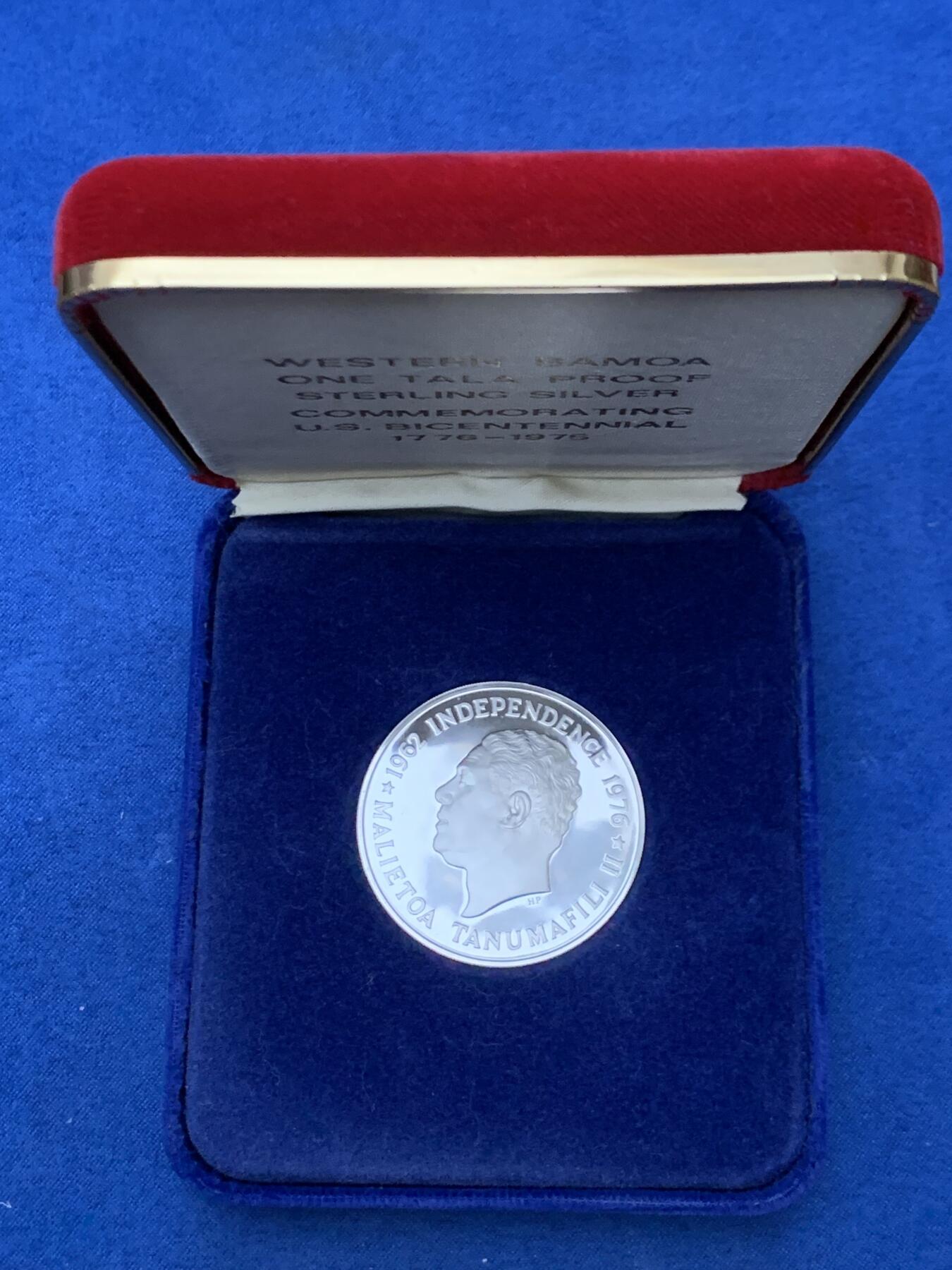 《竞宝斋》第461场 周日，周一，2场连拍 （全场包邮）欢迎送拍 西萨摩亚1976年美国独立二百周年精制1塔拉纪念银币。奢华软包原盒用红蓝双色代表美国精神，品相极好，少见。