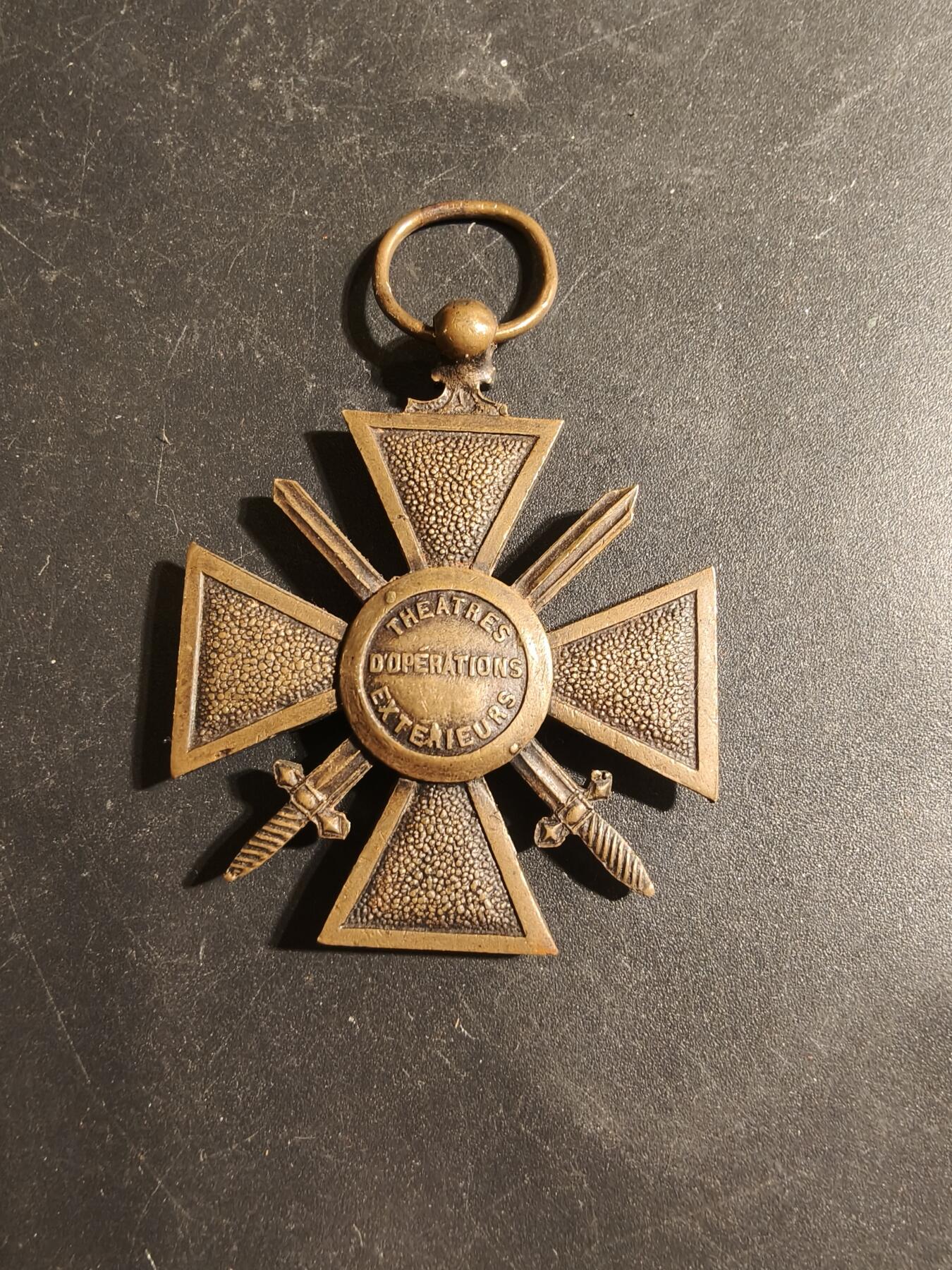 老王徽章第179期 法国海外行动版战争十字奖章    无绶带