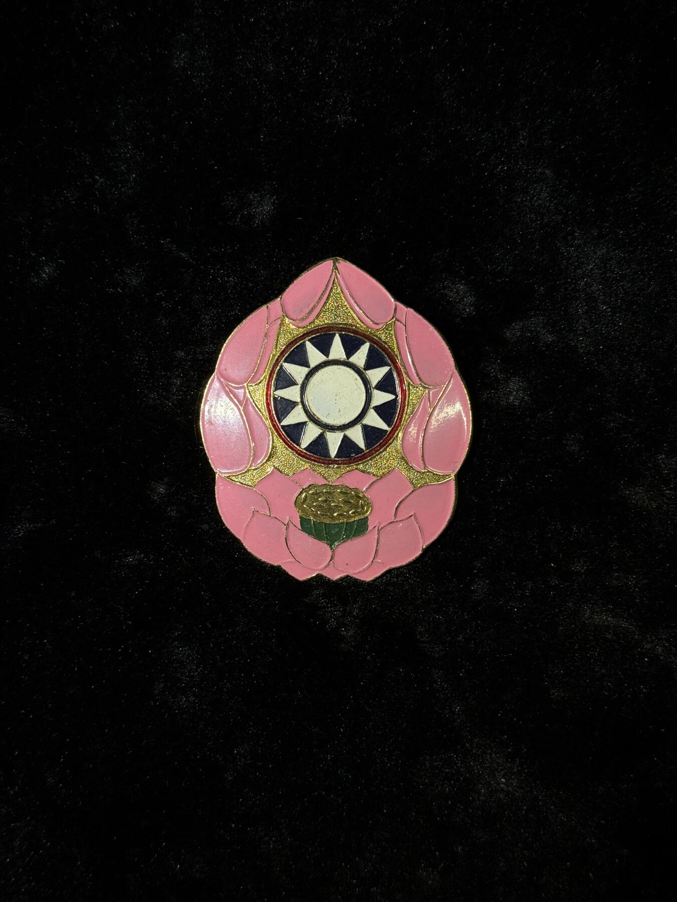 戎马世界章牌大赏第110期 民国宪兵帽徽，铝制，退台后版本