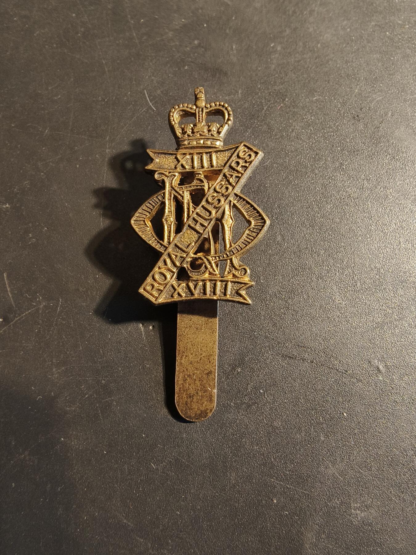 老王徽章第179期 英国第13/第18皇家骠骑兵团帽徽    女王早期版