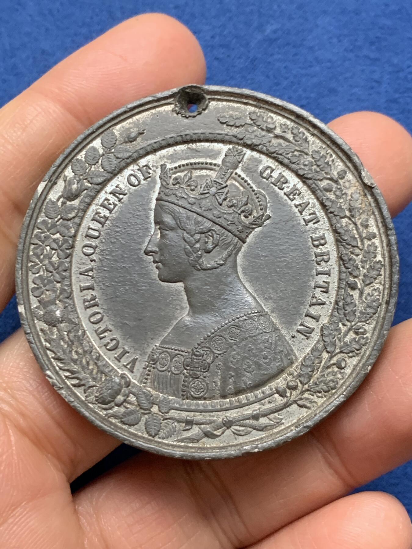 《竞宝斋》第461场 周日，周一，2场连拍 （全场包邮）欢迎送拍 英国1851年维多利亚女王皇家曼彻斯特访问纪念章，哥特款奢华设计，非常经典华美。39.2克，50.8mm。WM材质