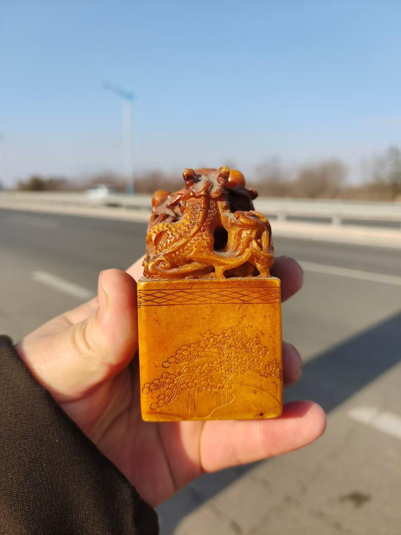 清代寿山石龙行天下印章，龙形浮雕，盘龙戏珠，做工精细，雕刻生动。尺寸具体见图。整体保存不错，有正常使用痕迹，无裂纹，品相以图为准。