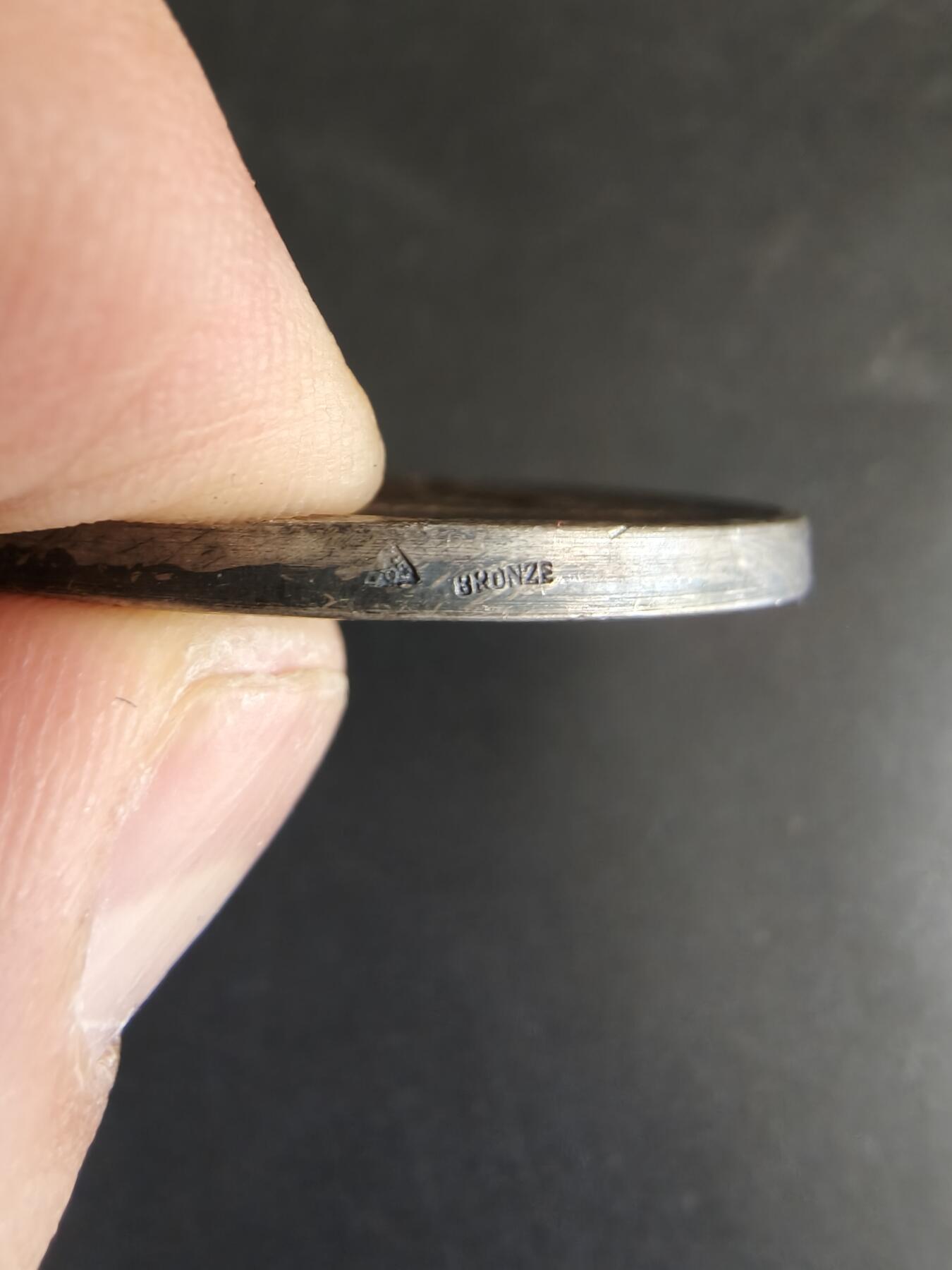 老王徽章第179期 法国体操运动协会镀银大铜章     直径50mm    重量53.9g