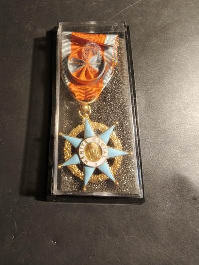 老王徽章第179期 - 法国军官级社会功绩勋章   塑料盒