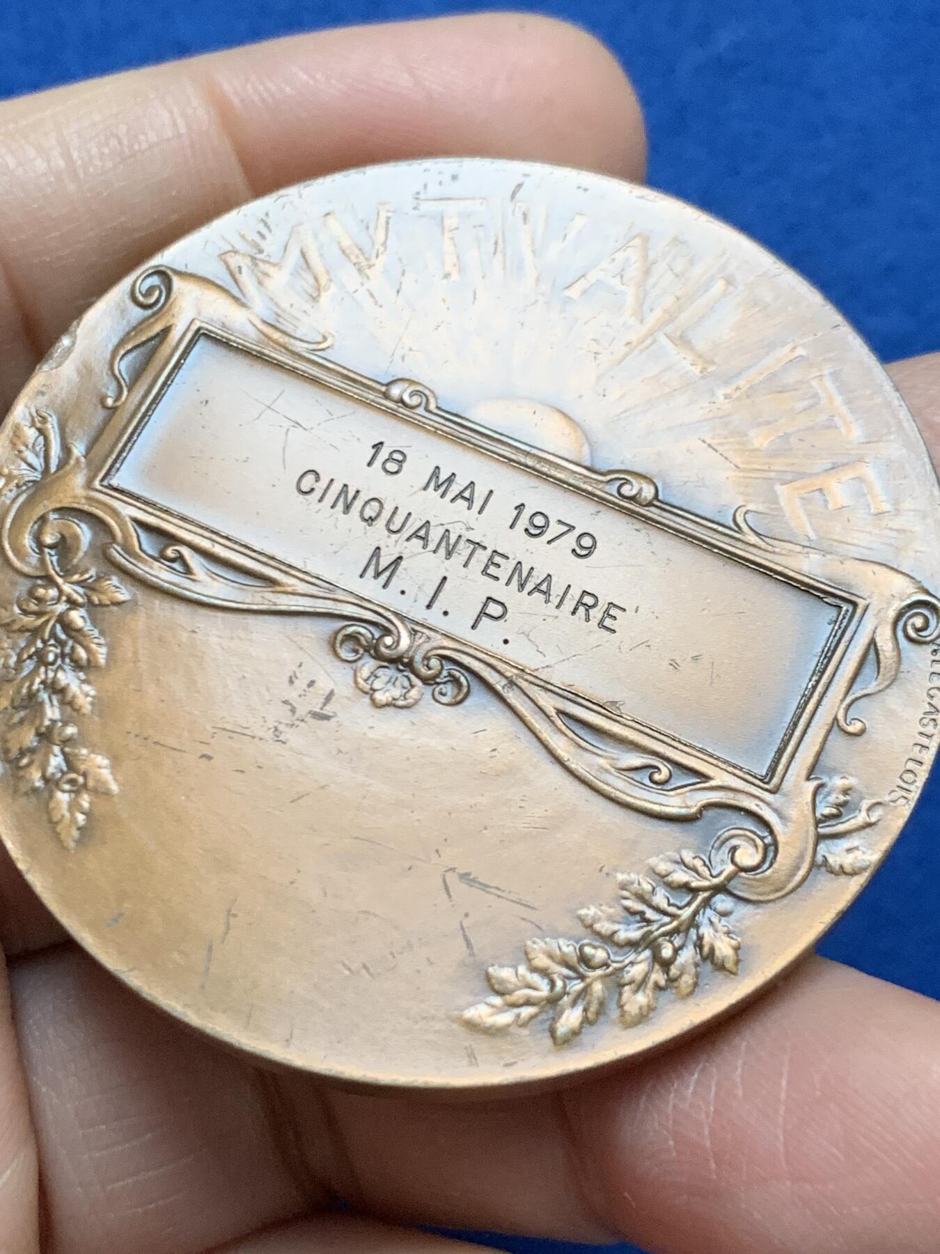 《竞宝斋》第461场 周日，周一，2场连拍 （全场包邮）欢迎送拍 法国互助保险机构五十周年纪念铜章，三位古典女性形象，整体构图体现