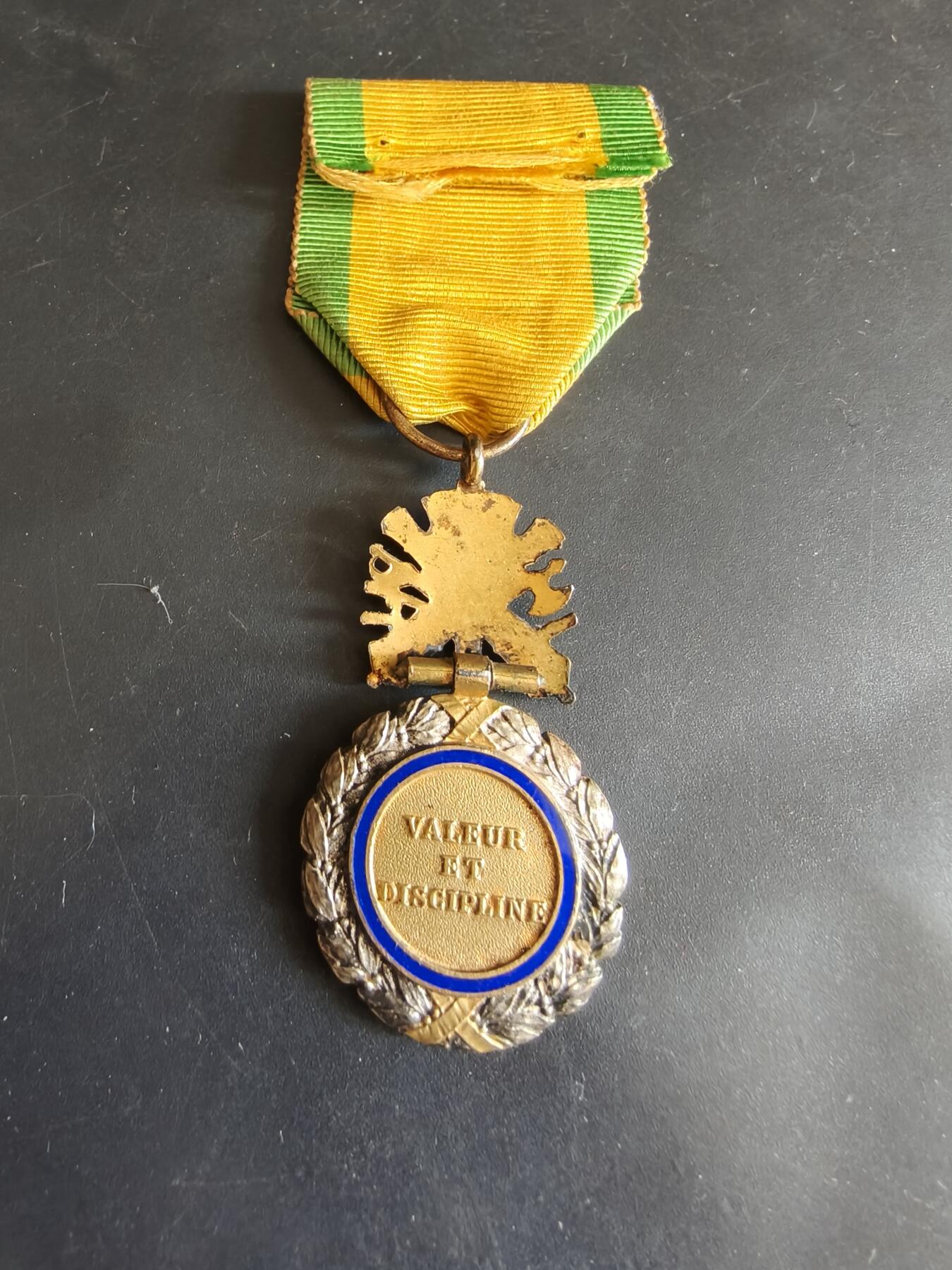 老王徽章第179期 法国军事奖章    三共时期     950银镀金珐琅     重量20.1g