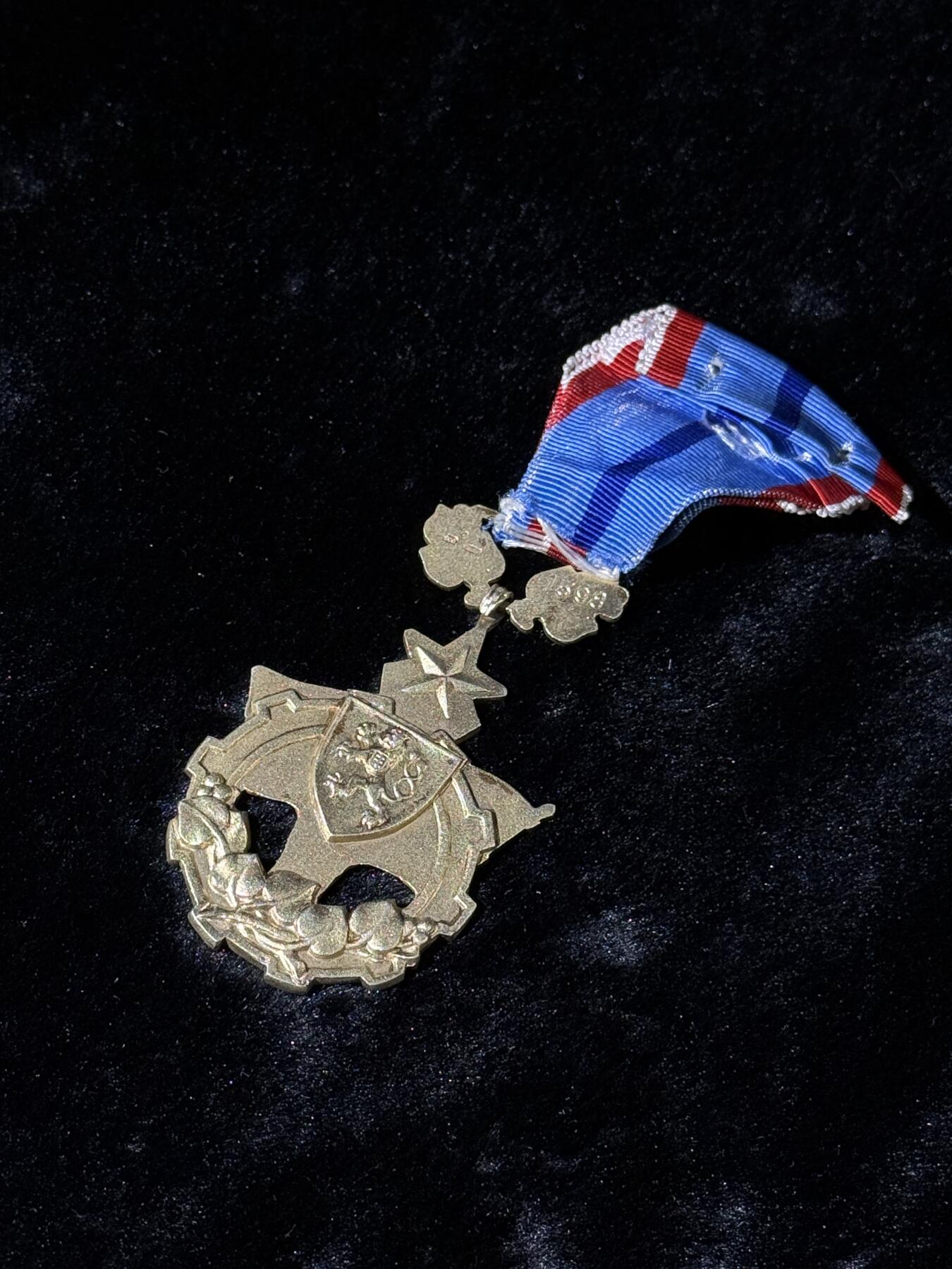 戎马世界章牌大赏第110期 捷克斯洛伐克劳动红旗勋章，银制，非常厚重，45g左右，第一版皇冠狮子版，号段1598
