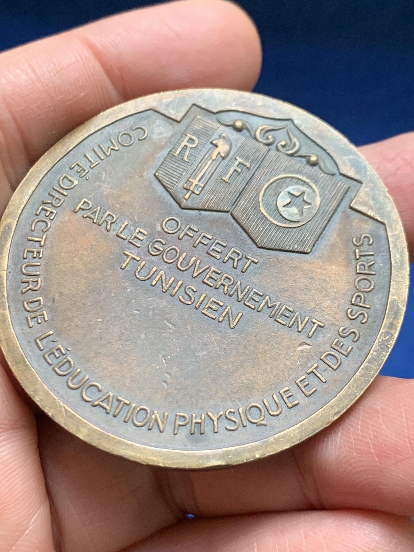 《竞宝斋》第461场 周日，周一，2场连拍 （全场包邮）欢迎送拍 法国体育教育与运动指导委员会纪念铜章 52.2克 49.7mm 三角铜标