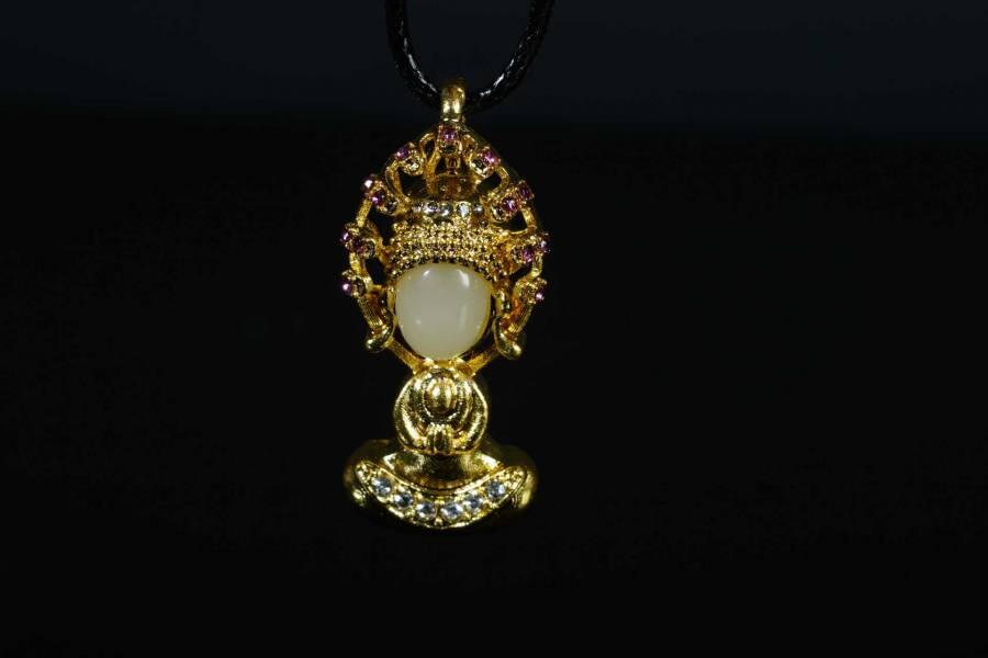 上海都达杂项专场八（全场包邮）   天然镀金宝宝佛嵌和田玉蛋面挂件 附鉴定证书87-352