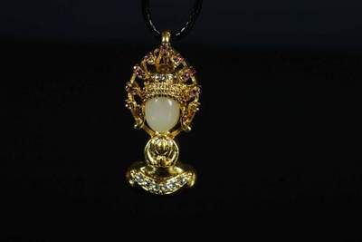 上海都达杂项专场八（全场包邮）   天然镀金宝宝佛嵌和田玉蛋面挂件 附鉴定证书87-352