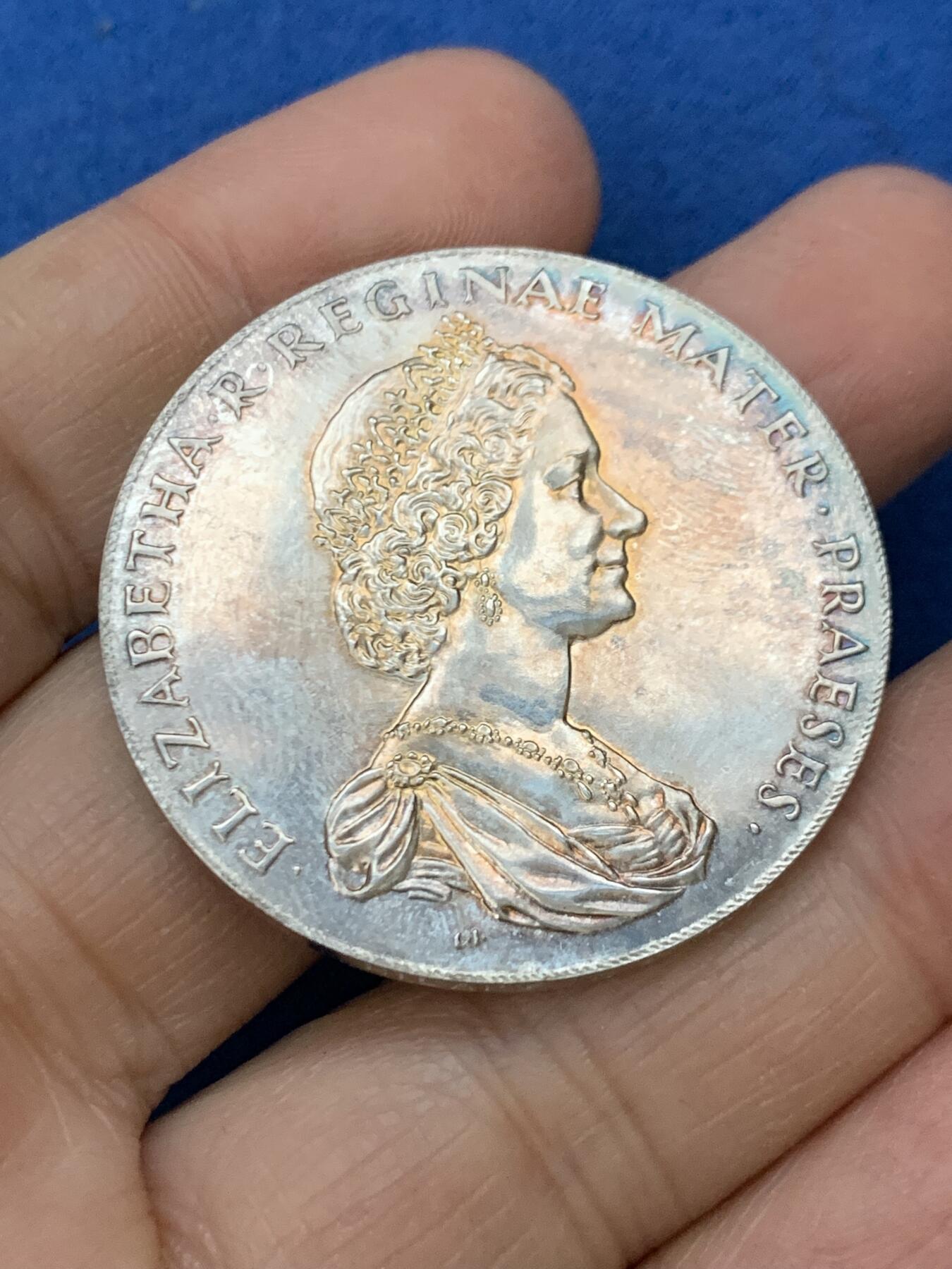 《竞宝斋》第461场 周日，周一，2场连拍 （全场包邮）欢迎送拍 英国1970年国家信托认证银质纪念章，皇家造币厂制，侧银标，人名，原盒少见。25.35克，39.2mm。