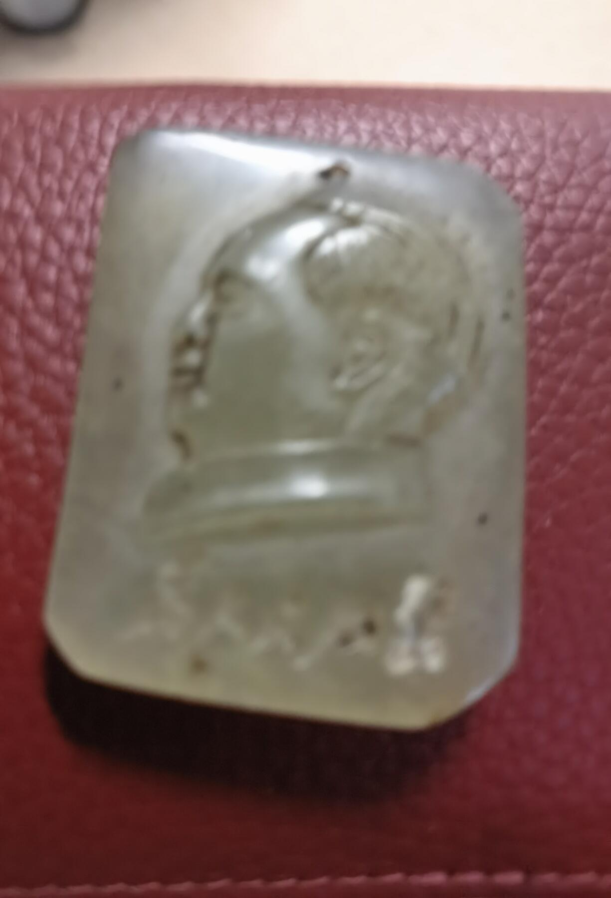 【文革真品】岫玉毛主席为人民服务挂牌 🔹 年代：文革时期（1966-1976） 🔹 材质：天然岫玉（地方玉种） 🔹 工艺：半手工浮雕，线条粗犷有力，时代特征鲜明 🔹 品相：包浆温润，无裂无缺，仅存轻微岁月痕迹 🔹 尺寸约：长4.2cm，宽3.2cm，厚0.6cm 红色收藏热门品类，存世量逐年减少，此牌玉质干净、工艺规整，是不可多得的文革红色藏品，支持专业机构复检。