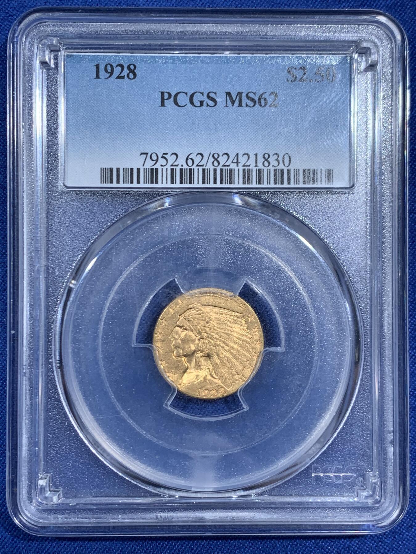 《竞宝斋》第461场 周日，周一，2场连拍 （全场包邮）欢迎送拍 PCGS MS62 美国 1928年 2.5美元 金币 经典印第安人头像设计 原光充沛 底板干净 转光自然流畅 人像与鹰羽细节保存完整 高点仅见轻微流通痕迹 状态明显优于常见流通品 兼具历史感与收藏质量的稳定级精品 900金 4.18克