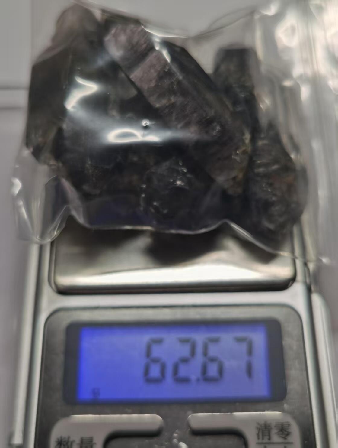 七河·世界币章矿标杂件每周小拍（总第35期）（本场周二结标） 藏家出品 X724（7） 暗色系云贵闪灵水晶原石，一组 8 件 本件拍品由合作藏家邮寄