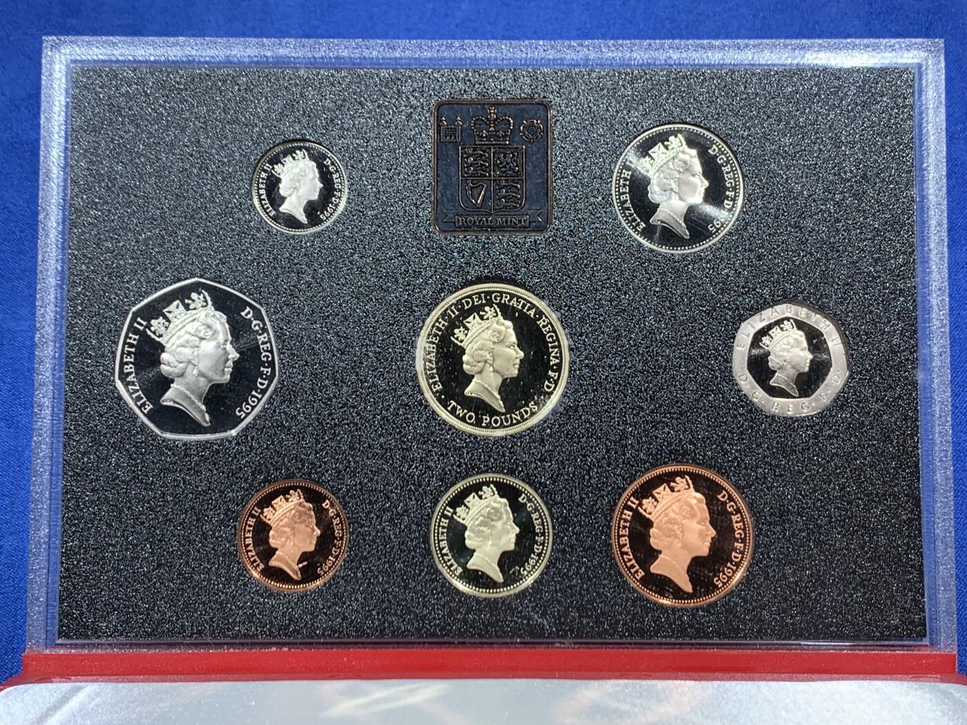 《竞宝斋》第461场 周日，周一，2场连拍 （全场包邮）欢迎送拍 英国1995年精制套币，带1枚2英镑二战50周年精制纪念币，1枚1英镑威尔士龙精制纪念币，8枚币盒证齐全，品相精美 红色盒装