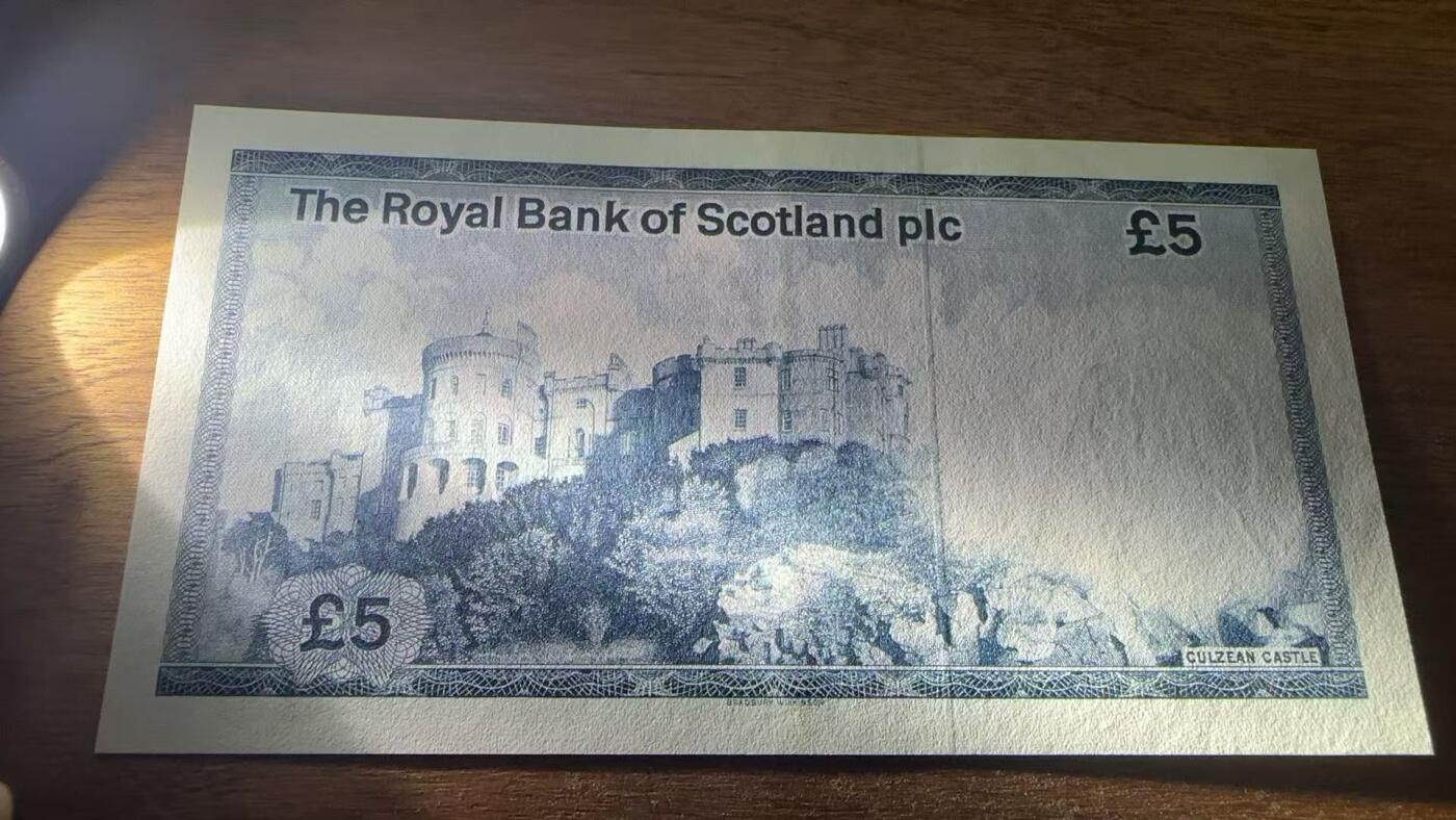 徐霞客拍卖首拍 苏格兰/皇家银行P-342c 1985年5镑	B/54 897513 unc-	这张5英镑纸币是早期流通版别，票面保留了时任常务董事的手写签名，后续版本已更换签名样式。设计上延续了地方货币的独特防伪与纹饰风格，承载着独特的货币发行历史。其收藏价值源于早期版别存世量少，手写签名设计稀缺，品相完好的该版别在收藏市场具备稳定升值潜力。