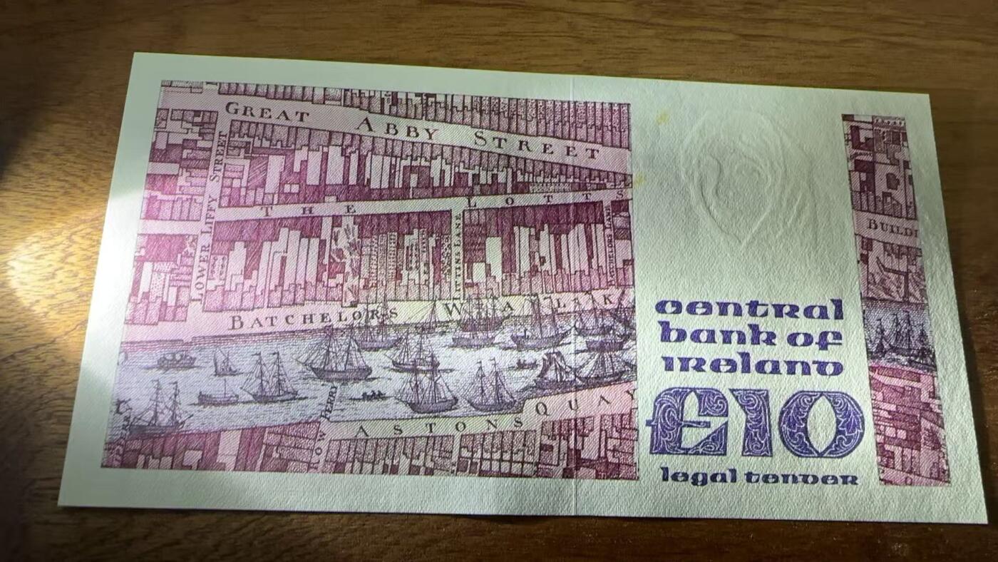徐霞客拍卖首拍 爱尔兰 P-72c 1990年10镑 AIL309673	unc- 有黄		发行于20世纪90年代初期，是当时流通的法定货币。它融合了本土语言与历史人物肖像的设计，以17世纪学者为票面主体，兼具文化纪念与货币流通功能，见证了本土货币体系的延续与发展，是研究该地区金融文化与历史传承的实物佐证。其收藏价值源于存世量稀少