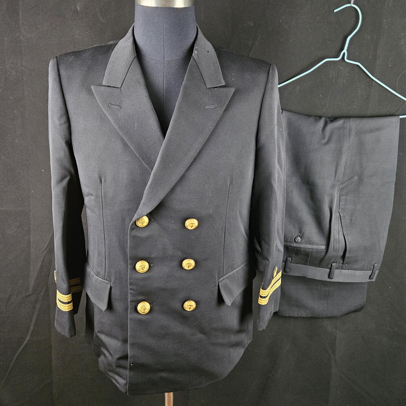 0元起拍勋章 第329期 咸鱼国勋章拍卖专场 1月28日（周三）下午6：00开始 海自一等海尉常服一套 胸围98 肩宽43 衣长71 袖长56 腰围40 裤长95