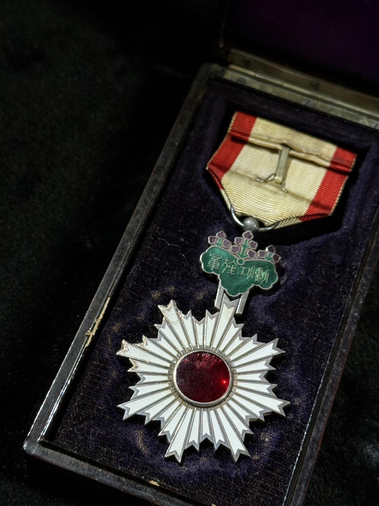 戎马世界章牌大赏第110期 勋五等旭日章，章盒不对应