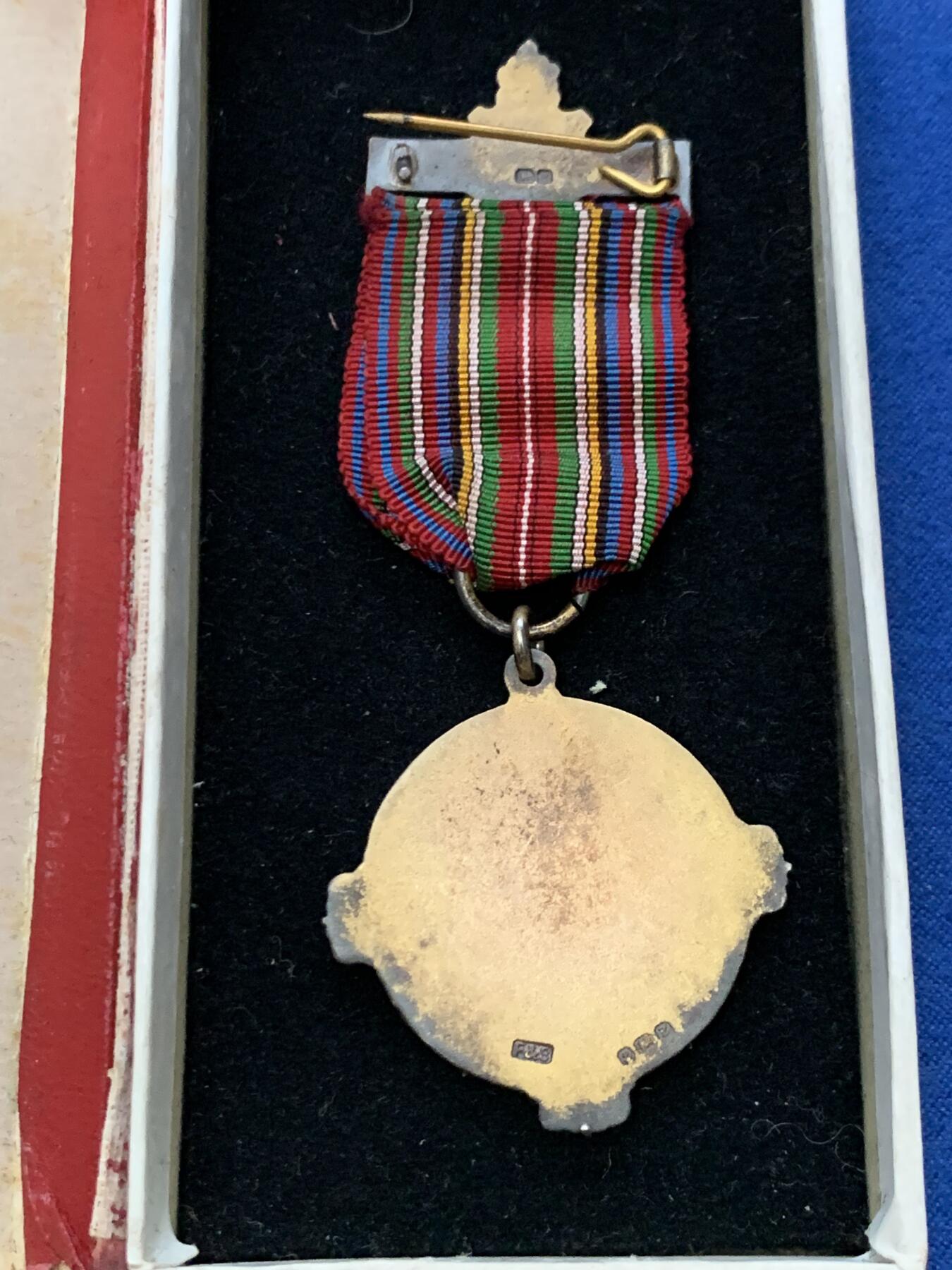 《竞宝斋》第461场 周日，周一，2场连拍 （全场包邮）欢迎送拍 英国1950年共济会镀金银章。工艺精湛，走狮银标清晰。共济会是西方颇带神秘色彩的组织，美元钞票上某些图案的来源。总重约17.2克