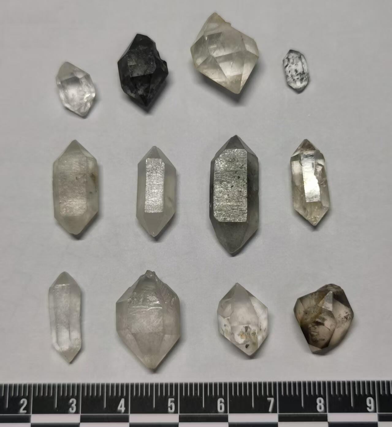 七河·世界币章矿标杂件每周小拍（总第35期）（本场周二结标） 藏家出品 X719（2）双尖款云贵闪灵水晶原石一组 12 件 本件拍品由合作藏家邮寄