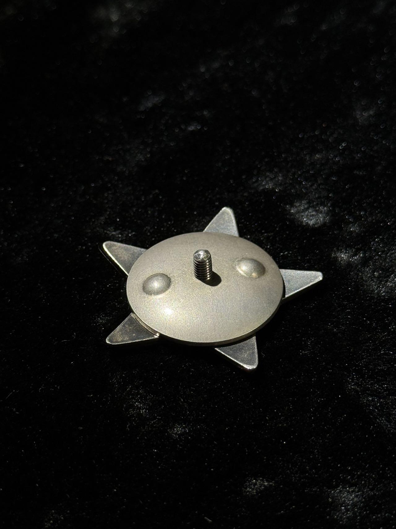 戎马世界章牌大赏第110期 苏联红星勋章，3633840号，珐琅有佩戴痕迹，冷战补发，步兵团高级侦查员潜入敌军阵地发现机枪与迫击炮连，突入战壕负伤不退并击毙两名敌军